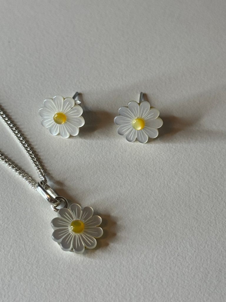 Mother-of-pearl daisy Pendant and Earring Set